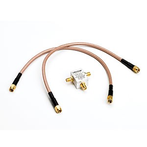 Power divider kit 18 Ghz per 9300 composto da: <br />
1x 18 GHz, 6 dB, SMA Divider<br />
2x Precision 30cm SMA Cable (9300)